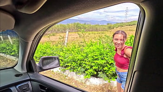 ENCUENTRO UNA POBRE CHICA CAMINANDO POR LA CARRETERA, LE DOY UN AVENTON HASTA EL GARAJE DE MI CASA LA PONGO A CHUPAR, TENIA UN COÑO APRETADO LA CONDENADA, ME SACO LA LECHE Y SOLO LE DOY PARA EL TAXI