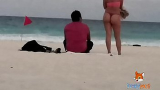 Showing my behind in a thong on the beach and exciting guys, only 2 dared to touch me (full movie on my premium xvideos channel)