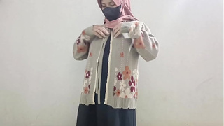 Hijab bitch masturbation using cucumber