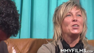 Chesty cougar hoe riding rod in threesome