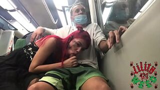 teenie does bj in gifted in public on the train/adolecente faz boquete em dotado em publico no metro. Completo no VídeoRed