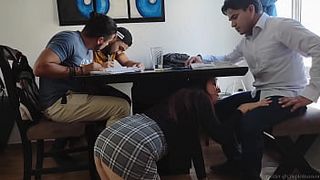 Alumnos aprovechan que la maestra se pone caliente y se la follan todos Group-sex (1/2)